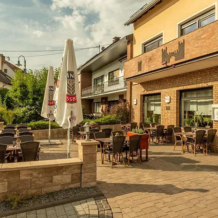 Hotel Restaurant Zur Neroburg Neroth Exterior photo